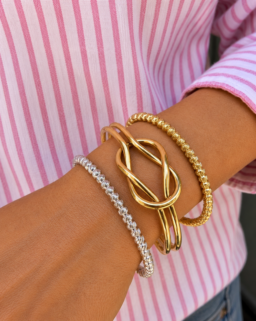 Zapestnica HARMONY iz nerjavečega jekla – odprta cuff zapestnica s prepletenim dizajnom in elegantnimi linijami za moderen in brezčasen videz. Trgovina Patrizia Ljubljana.