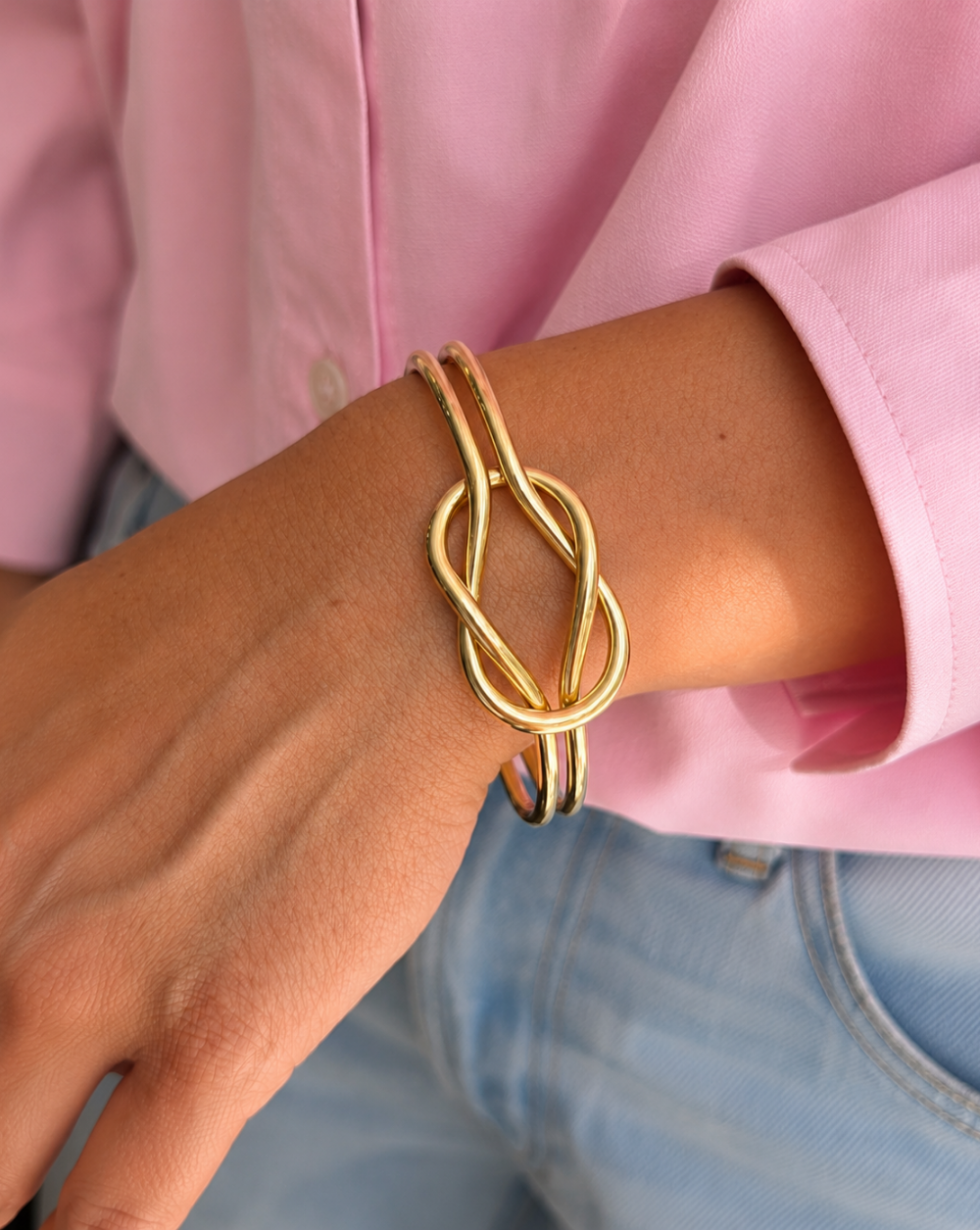 Zapestnica HARMONY iz nerjavečega jekla – odprta cuff zapestnica s prepletenim dizajnom in elegantnimi linijami za moderen in brezčasen videz. Trgovina Patrizia Ljubljana.