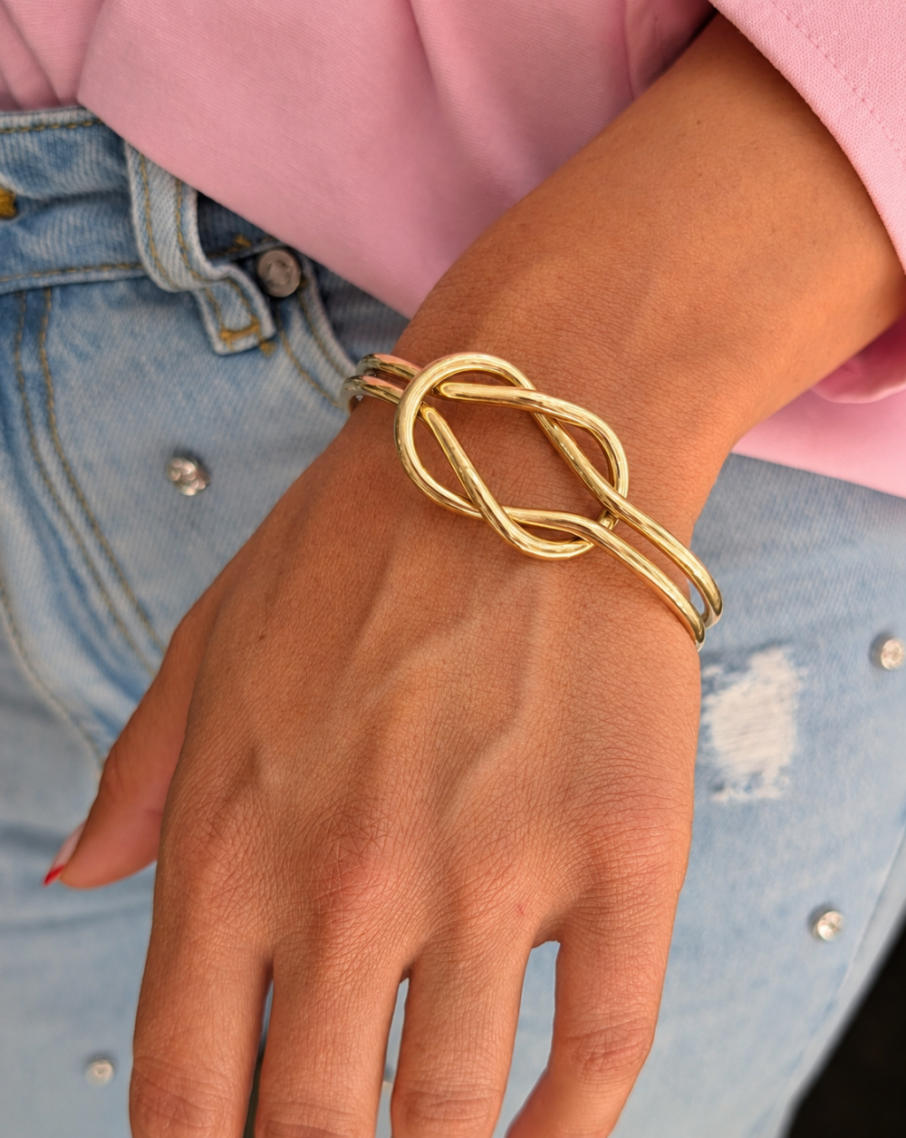 Zapestnica HARMONY iz nerjavečega jekla – odprta cuff zapestnica s prepletenim dizajnom in elegantnimi linijami za moderen in brezčasen videz. Trgovina Patrizia Ljubljana.