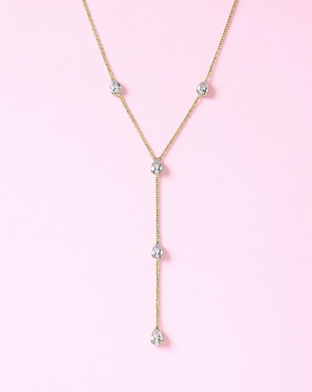 Modna verižica s kristalčki in podaljšanim padajočim dizajnom iz nerjavečega oz. kirurškega jekla – trgovina Patrizia Ljubljana, eleganten minimalističen nakit.