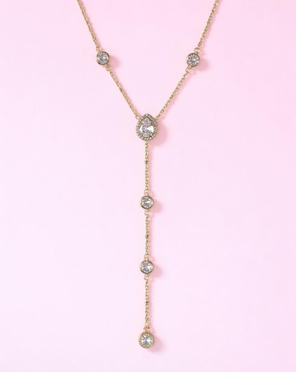 Modna verižica s kristalčkom v obliki solze in podaljšanim dizajnom iz nerjavečega oz. kirurškega jekla – trgovina Patrizia Ljubljana, eleganten ženstven nakit