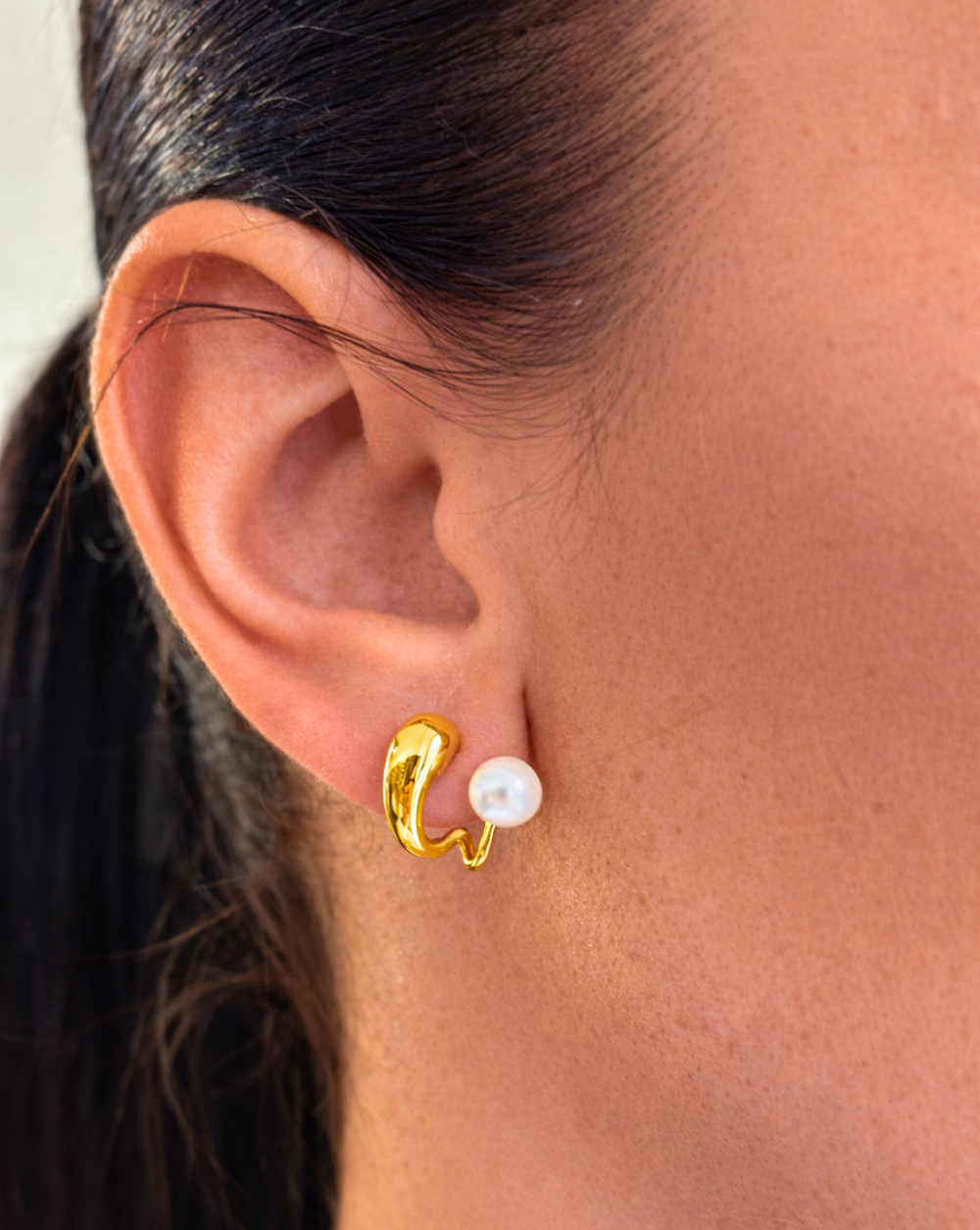 Fashionable earrings with pearls and a hoop design made of stainless steel or surgical steel – trgovina Patrizia , elegant modern jewelry