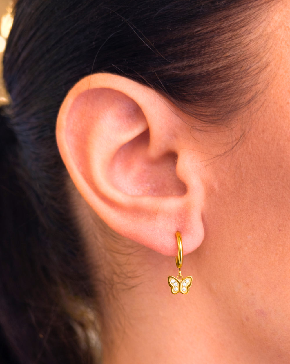 Okrugle naušnice s privjeskom u obliku leptira od nehrđajućeg ili kirurškog čelika – trgovina Patrizia Ljubljana, minimalistički elegantni nakit