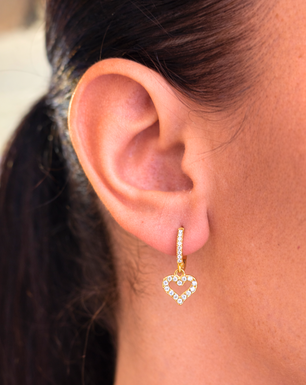 Okrugle naušnice s privjeskom u obliku srca od nehrđajućeg ili kirurškog čelika – trgovina Patrizia Ljubljana, minimalistički romantični nakit