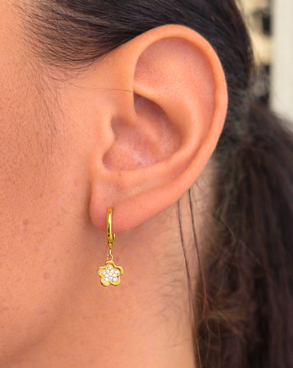 Okrugle naušnice s privjeskom s cvjetnim motivom od nehrđajućeg ili kirurškog čelika – trgovina Patrizia Ljubljana, minimalistički elegantni nakit