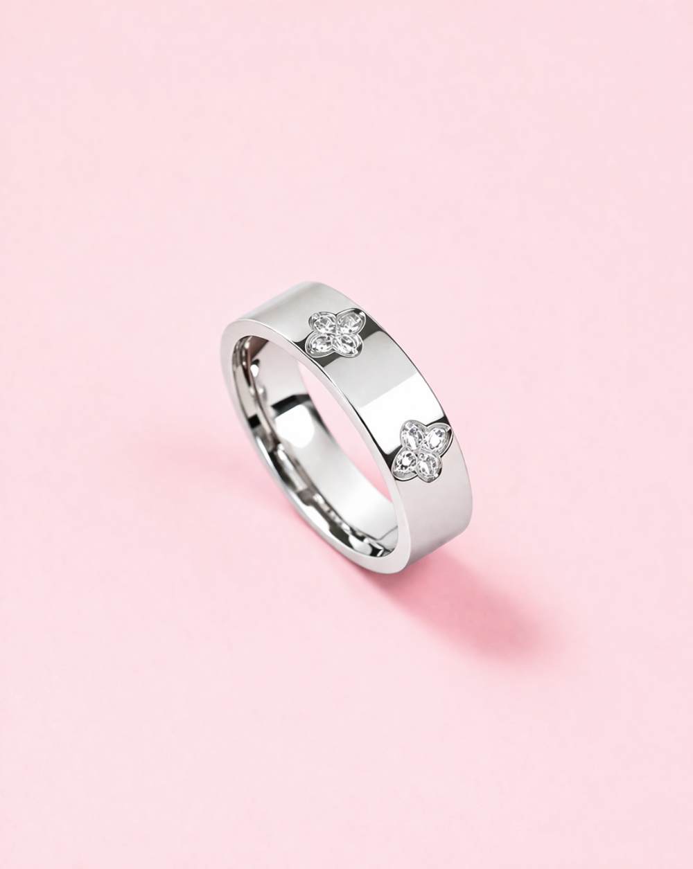 Prstan z gladkim trakom in cvetličnimi motivi s kristalčki iz nerjavečega oz. kirurškega jekla – trgovina Patrizia Ljubljana, eleganten ženstven nakit