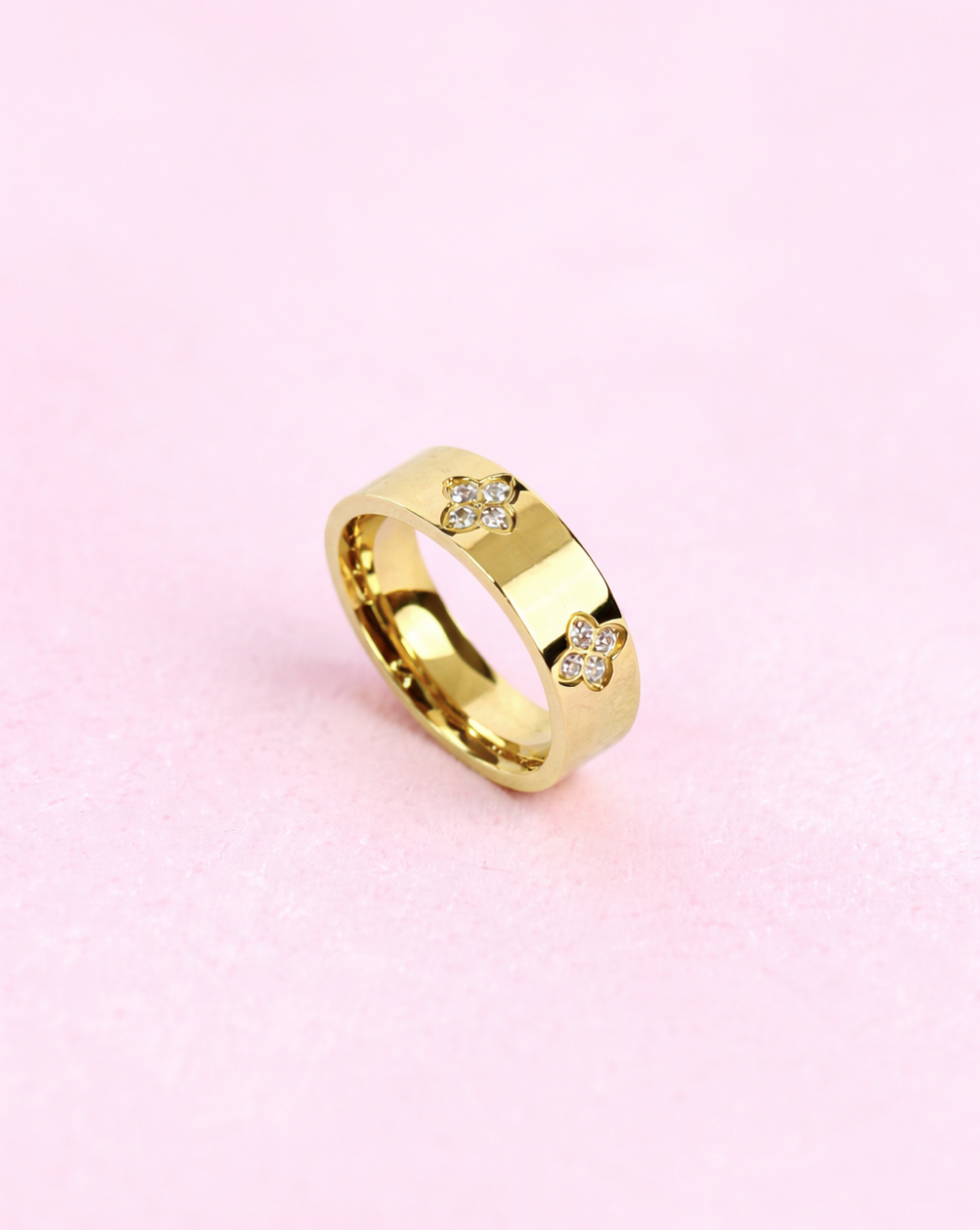 Prstan z gladkim trakom in cvetličnimi motivi s kristalčki iz nerjavečega oz. kirurškega jekla – trgovina Patrizia Ljubljana, eleganten ženstven nakit