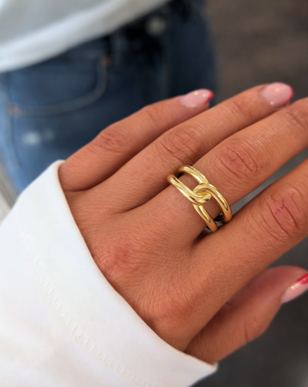 Prstan z vozlom in povezanimi elementi iz nerjavečega oz. kirurškega jekla – trgovina Patrizia Ljubljana, moderen eleganten nakit