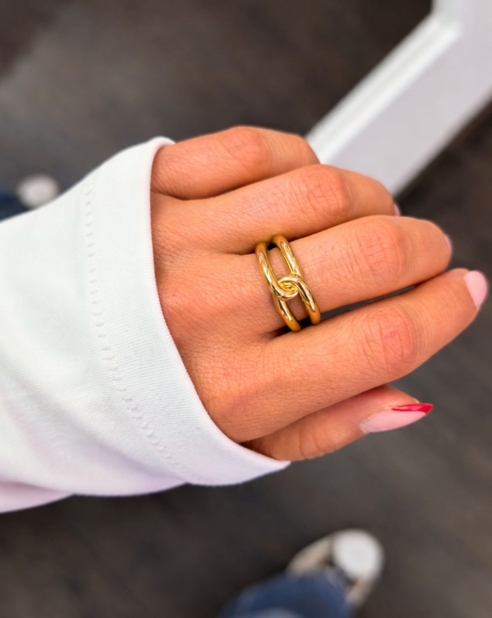 Prstan z vozlom in povezanimi elementi iz nerjavečega oz. kirurškega jekla – trgovina Patrizia Ljubljana, moderen eleganten nakit