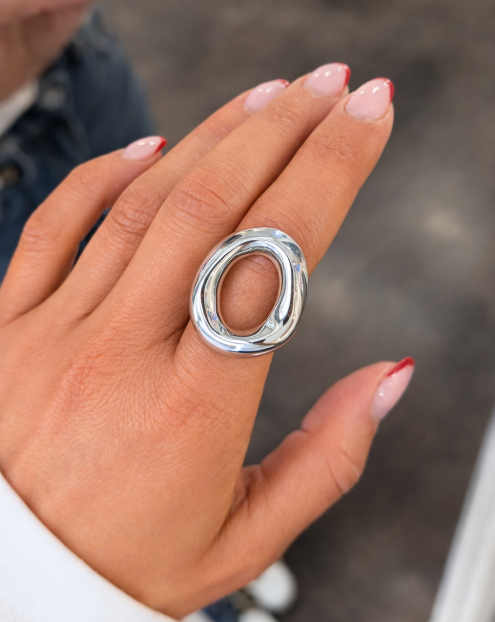 Ring offener, abgerundeter Form aus Edelstahl bzw. chirurgischem Stahl – trgovina Patrizia , moderner Statement-Schmuck