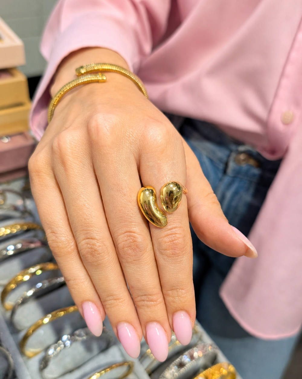 Ring offener, abgerundeter Form aus Edelstahl bzw. chirurgischem Stahl – trgovina Patrizia , eleganter, moderner Schmuck