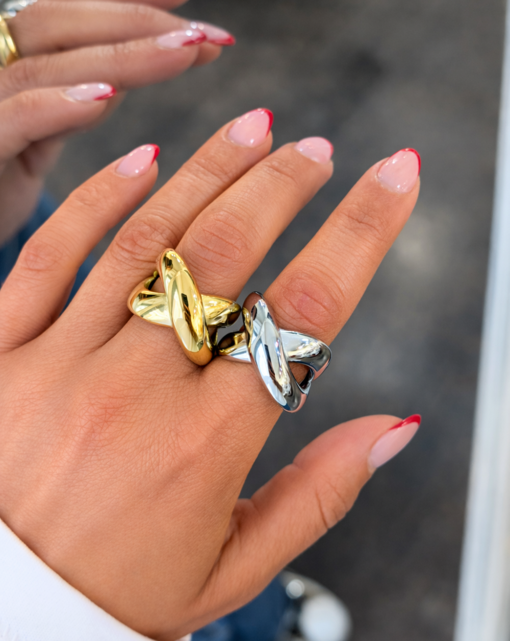 Ring verschlungenem, geschwungenem Design aus Edelstahl bzw. chirurgischem Stahl – trgovina Patrizia , moderner Statement-Schmuck