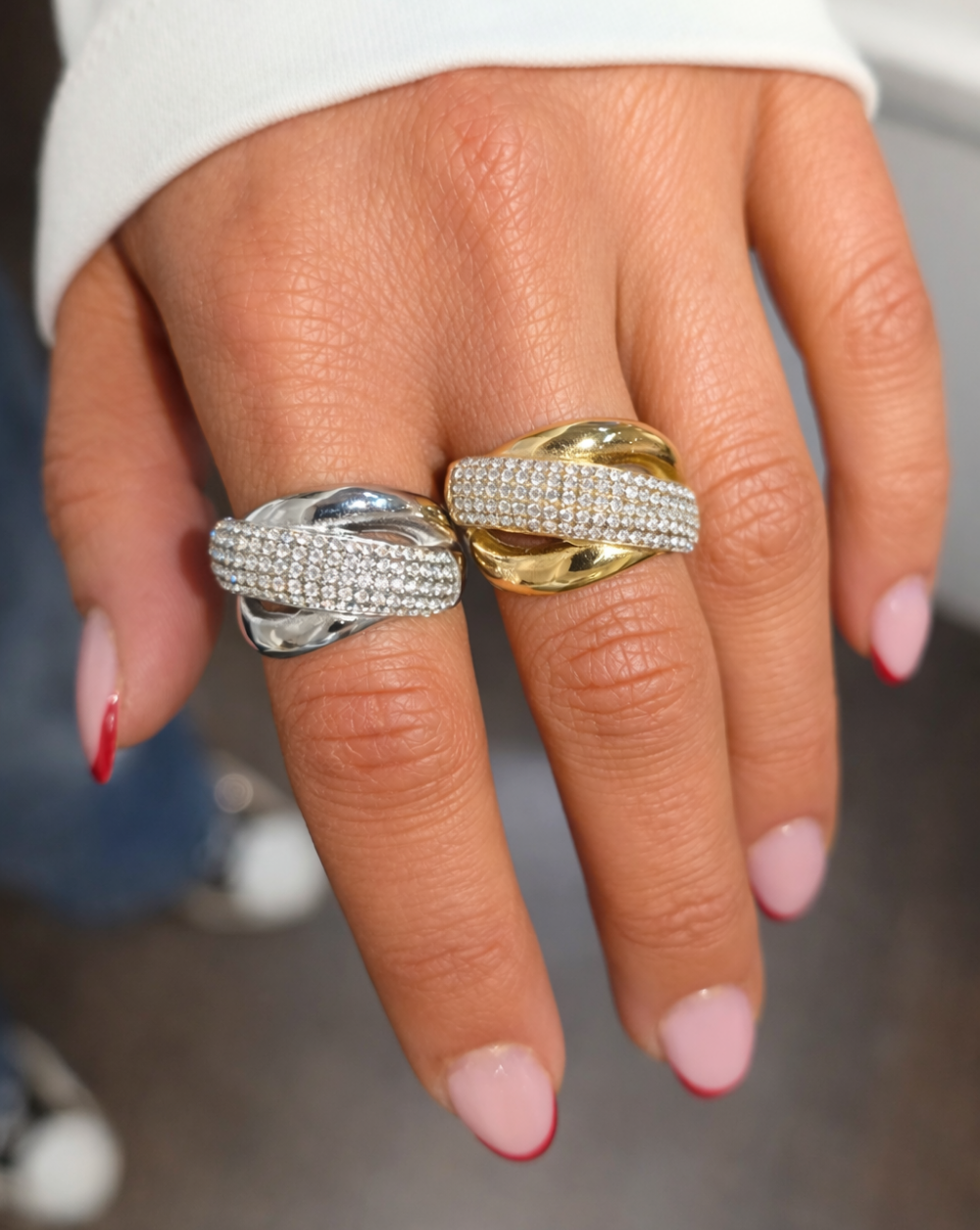 Ring einer Reihe aus Pavé-Kristallen aus Edelstahl bzw. chirurgischem Stahl – trgovina Patrizia , eleganter Statement-Schmuck