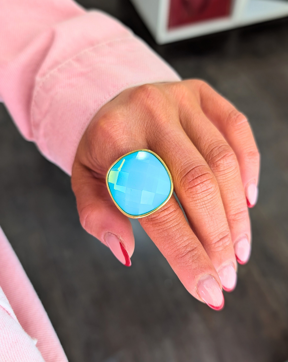 Prstan z velikim gladkim kamnom iz nerjavečega oz. kirurškega jekla – trgovina Patrizia Ljubljana, statement eleganten nakit