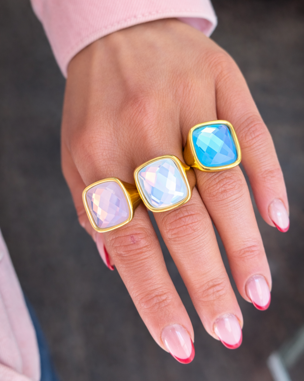 Prstan z fasetiranim kamnom iz nerjavečega oz. kirurškega jekla – trgovina Patrizia Ljubljana, eleganten statement nakit