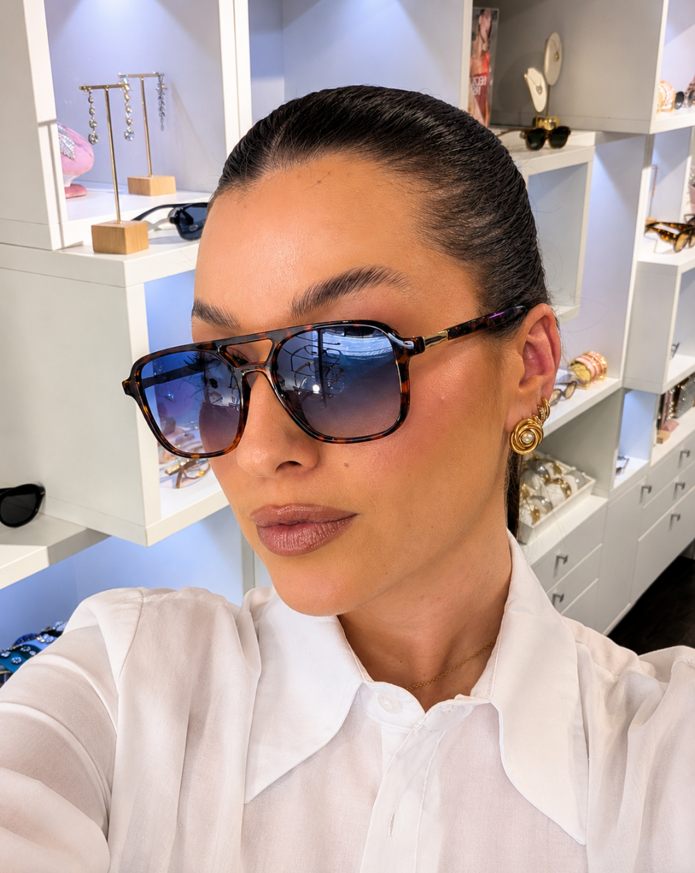 Sončna očala z modrimi stekli in UV400 zaščito – trgovina Patrizia Ljubljana, eleganten modni dodatek