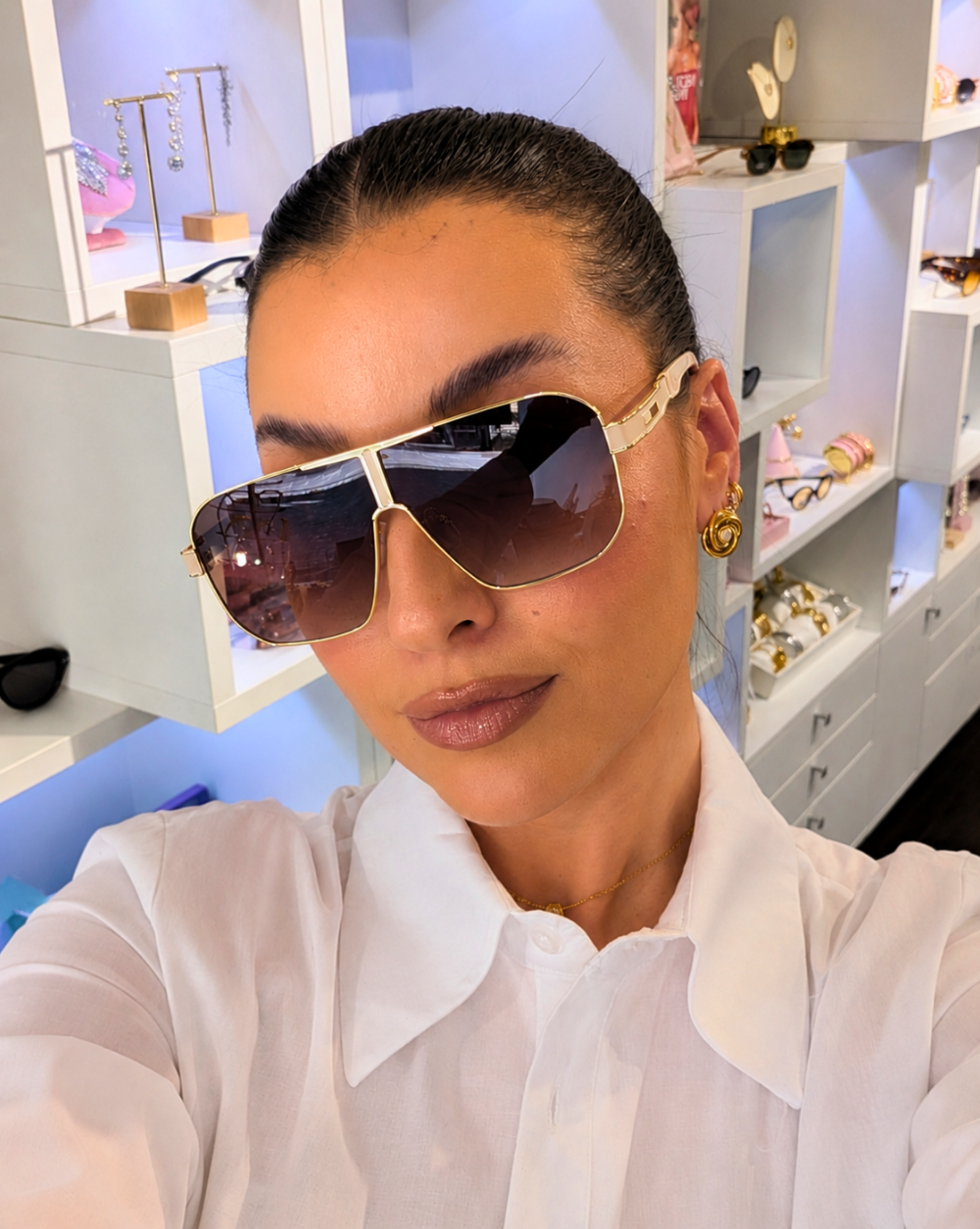 Sončna očala z velikimi geometrijskimi stekli in UV400 zaščito – trgovina Patrizia Ljubljana, moderen luksuzen modni dodatek