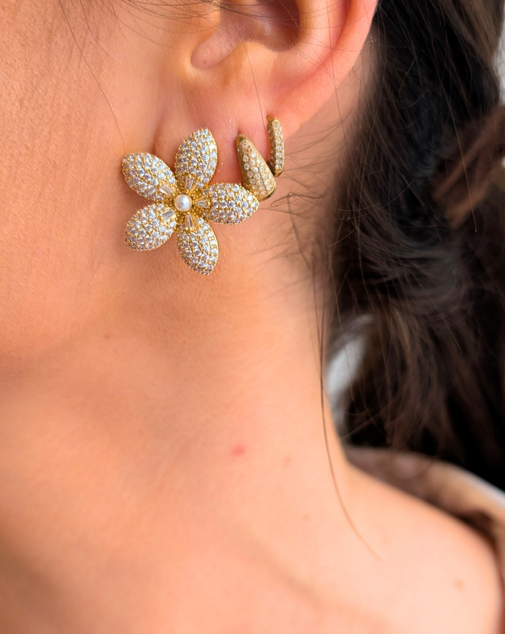 Naušnice s cvjetnim motivom i kristalima, presvučene rodijem – trgovina Patrizia Ljubljana, statement elegantan nakit