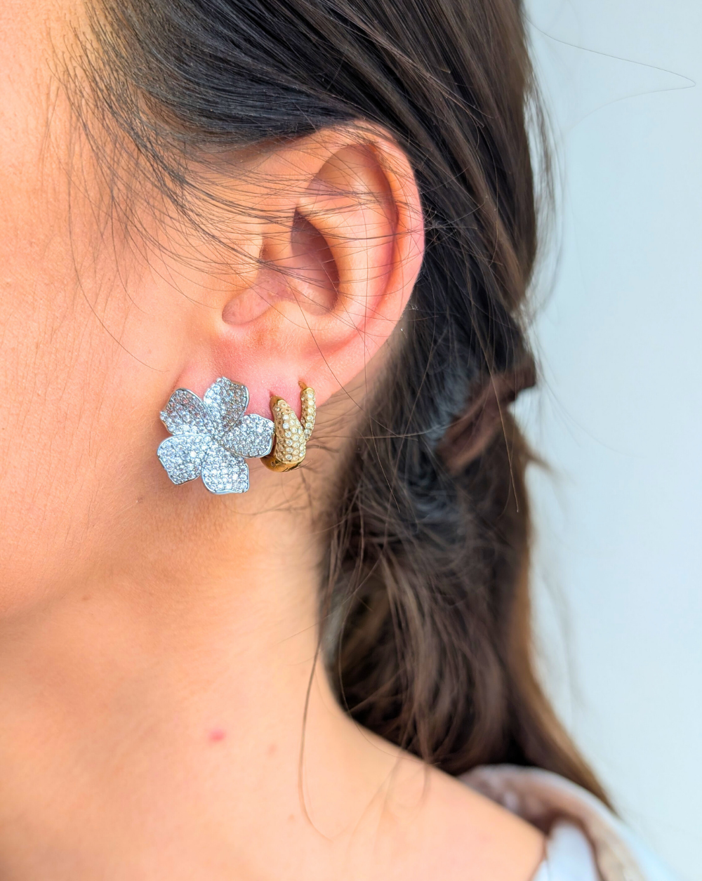 Naušnice s cvjetnim motivom i kristalima, presvučene rodijem – trgovina Patrizia Ljubljana, elegantni minimalistički nakit