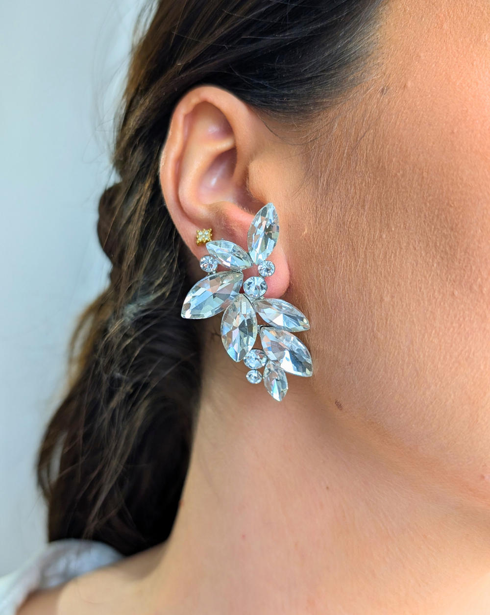 Naušnice s detaljima kristalnih listića u srebrnim tonovima, presvučene rodijem – trgovina Patrizia Ljubljana, glamurozni nakit