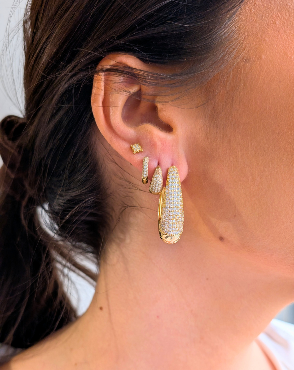 Uhani z ukrivljeno podolgovato obliko in kristalčki, rodirani – trgovina Patrizia Ljubljana, eleganten luksuzen nakit