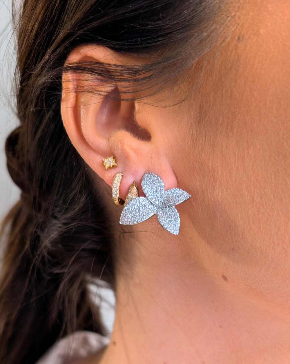 Uhani s cvetličnim motivom v obliki listov in kristalčki, rodirani – trgovina Patrizia Ljubljana, statement eleganten nakit