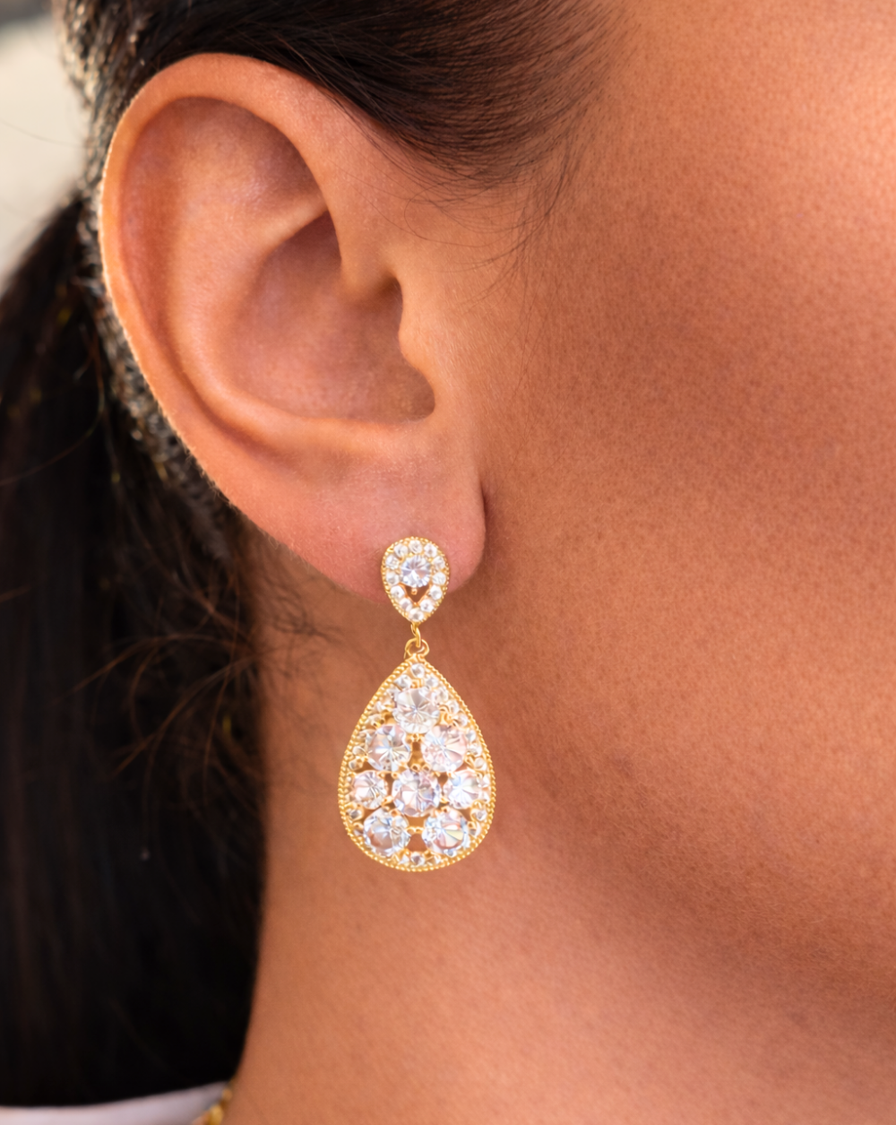 Teardrop-shaped dangling earrings with crystals, rhodium-plated – trgovina Patrizia , elegant and glamorous jewelry