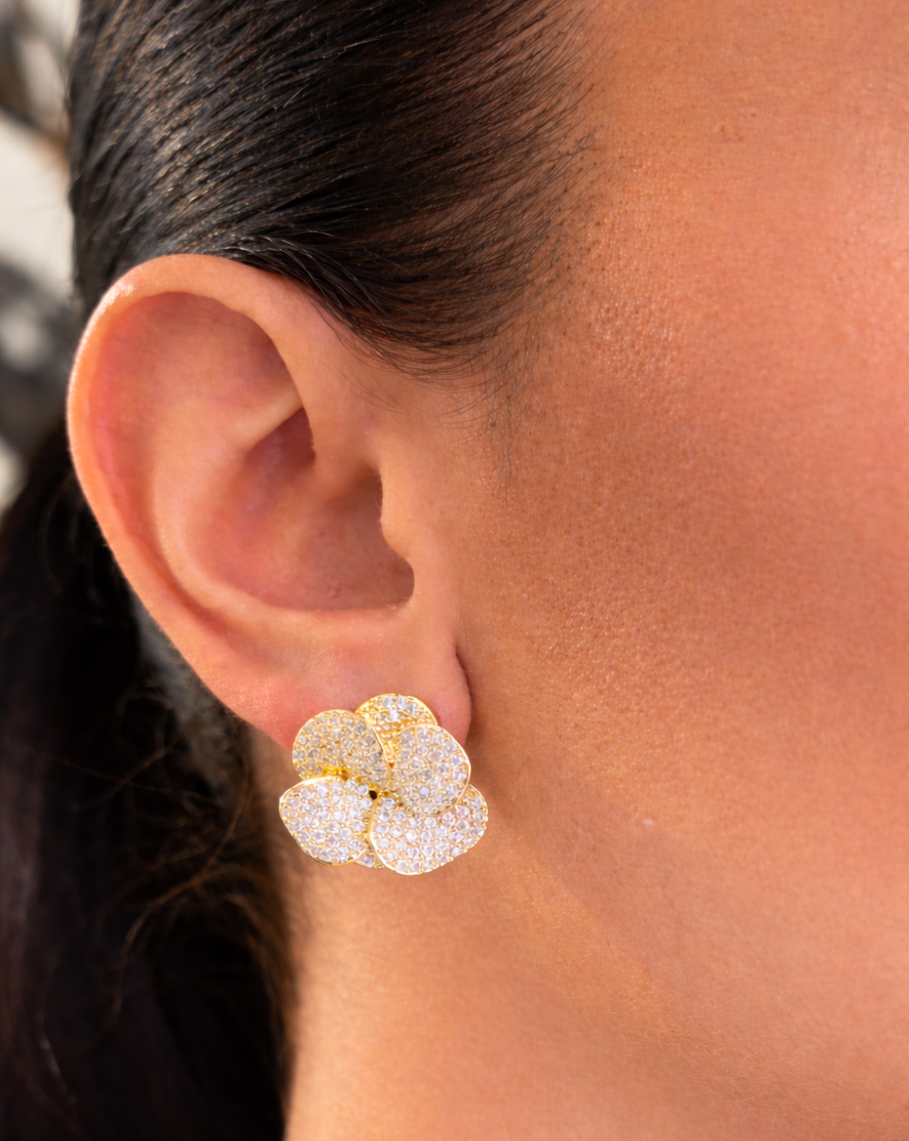 Naušnice s cvjetnim motivom i sjajnim detaljima, presvučene rodijem – trgovina Patrizia Ljubljana, statement elegantan nakit