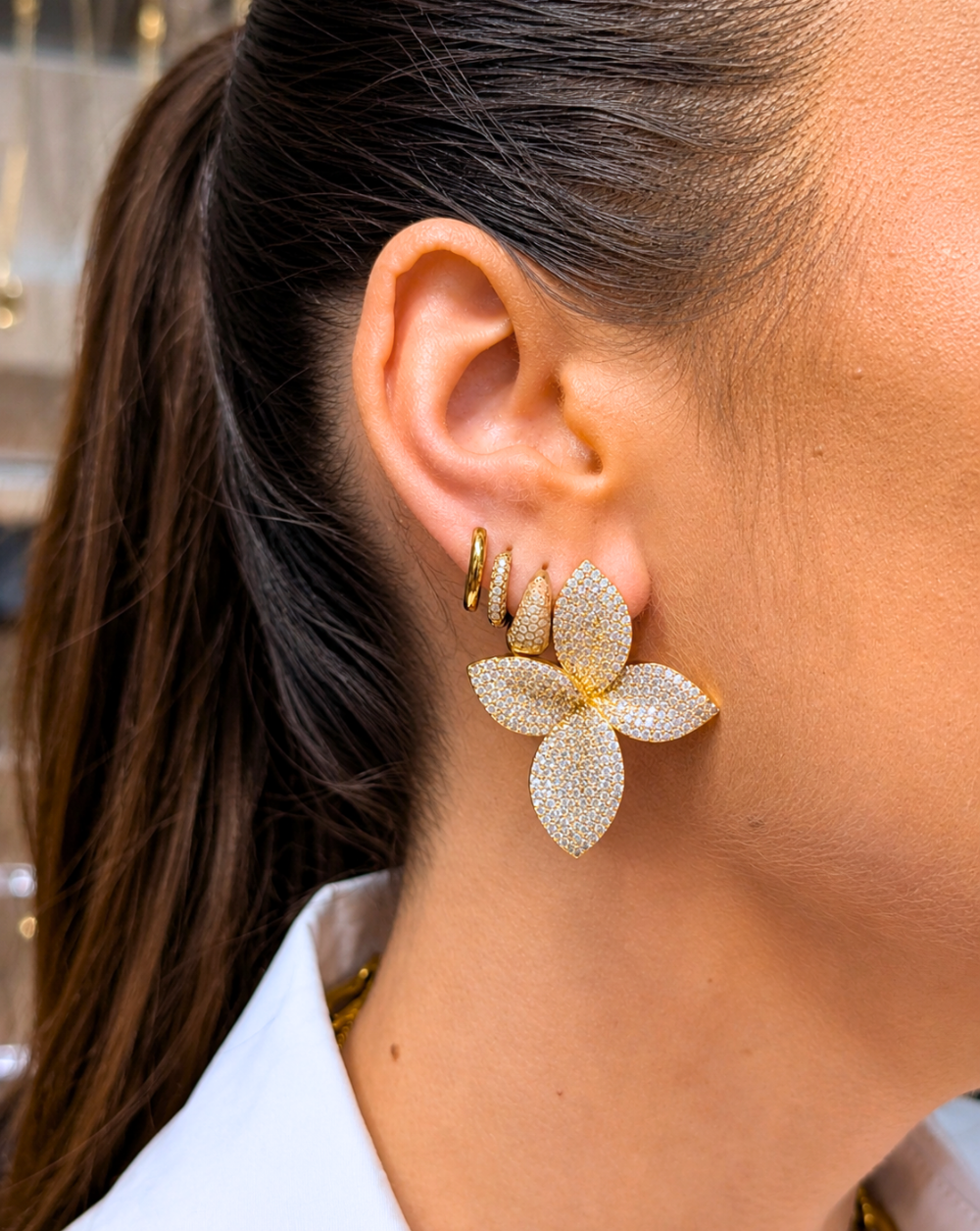 Statement-Ohrringe in Blumenform mit Kristallen – trgovina Patrizia , eleganter, glamouröser Schmuck