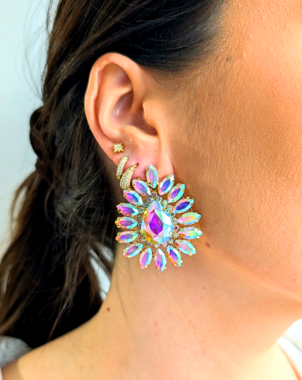 Viseće naušnice s detaljima od višebojnih kristala, presvučene rodijem – trgovina Patrizia Ljubljana, glamurozni nakit