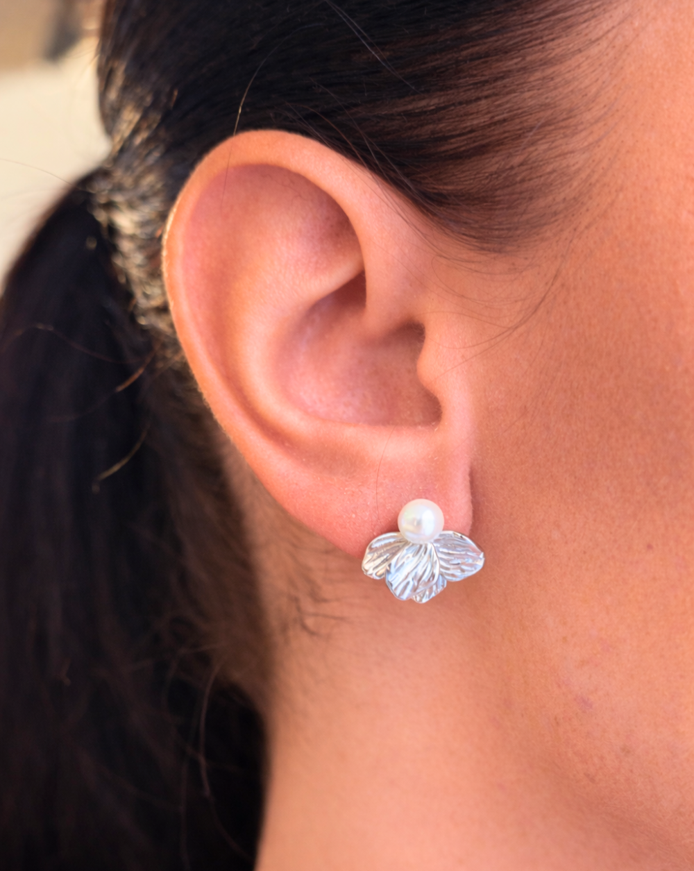 Naušnice s laticama cvijeća i biserima – trgovina Patrizia Ljubljana, elegantni ženski nakit