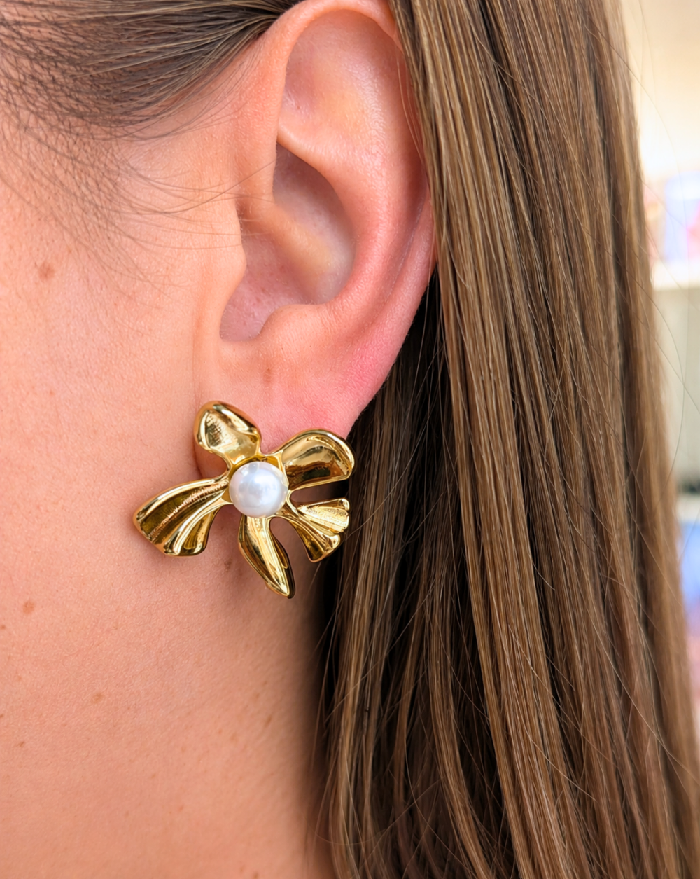 Statement-Ohrringe in Blumenform mit Perlendekor aus Edelstahl bzw. chirurgischem Stahl – trgovina Patrizia , eleganter, femininer Schmuck