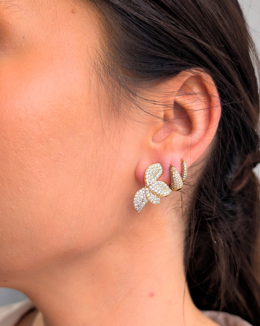 Uhani SPRING CRYSTALS so nežni uhani s cvetličnim motivom in bleščečimi kristalnimi detajli, ki ustvarijo svež in eleganten videz. Popoln kos za pomladne kombinacije ali kot subtilen, ženstven poudarek.