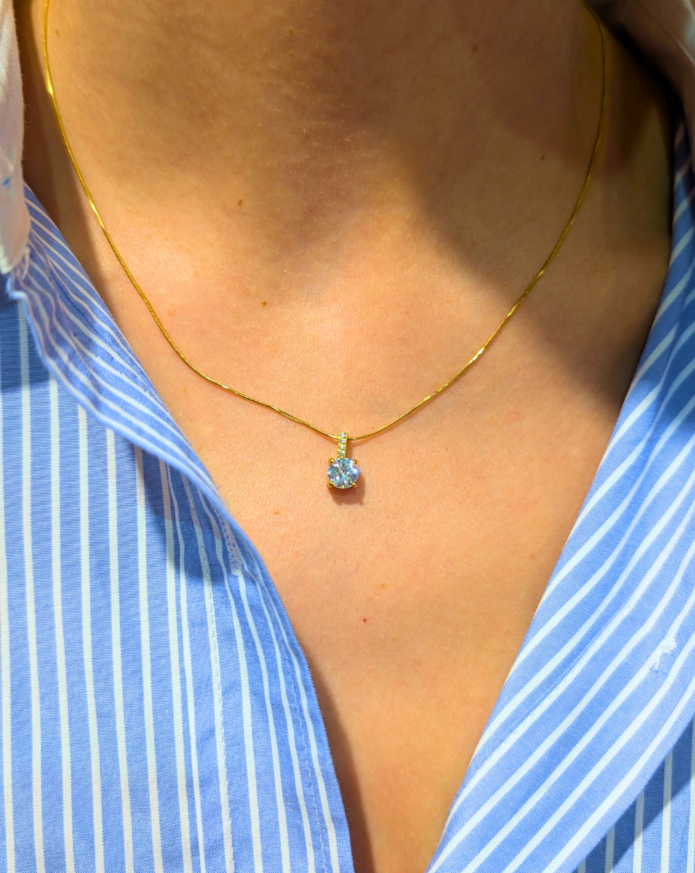 Lančić s jednim cirkonom od nehrđajućeg ili kirurškog čelika – trgovina Patrizia Ljubljana, minimalistički elegantni nakit