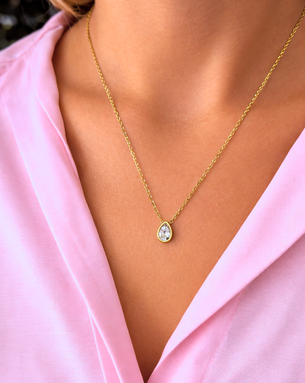 Lančić s privjeskom u obliku suze izrađen od nehrđajućeg ili kirurškog čelika – trgovina Patrizia Ljubljana, minimalistički elegantni nakit
