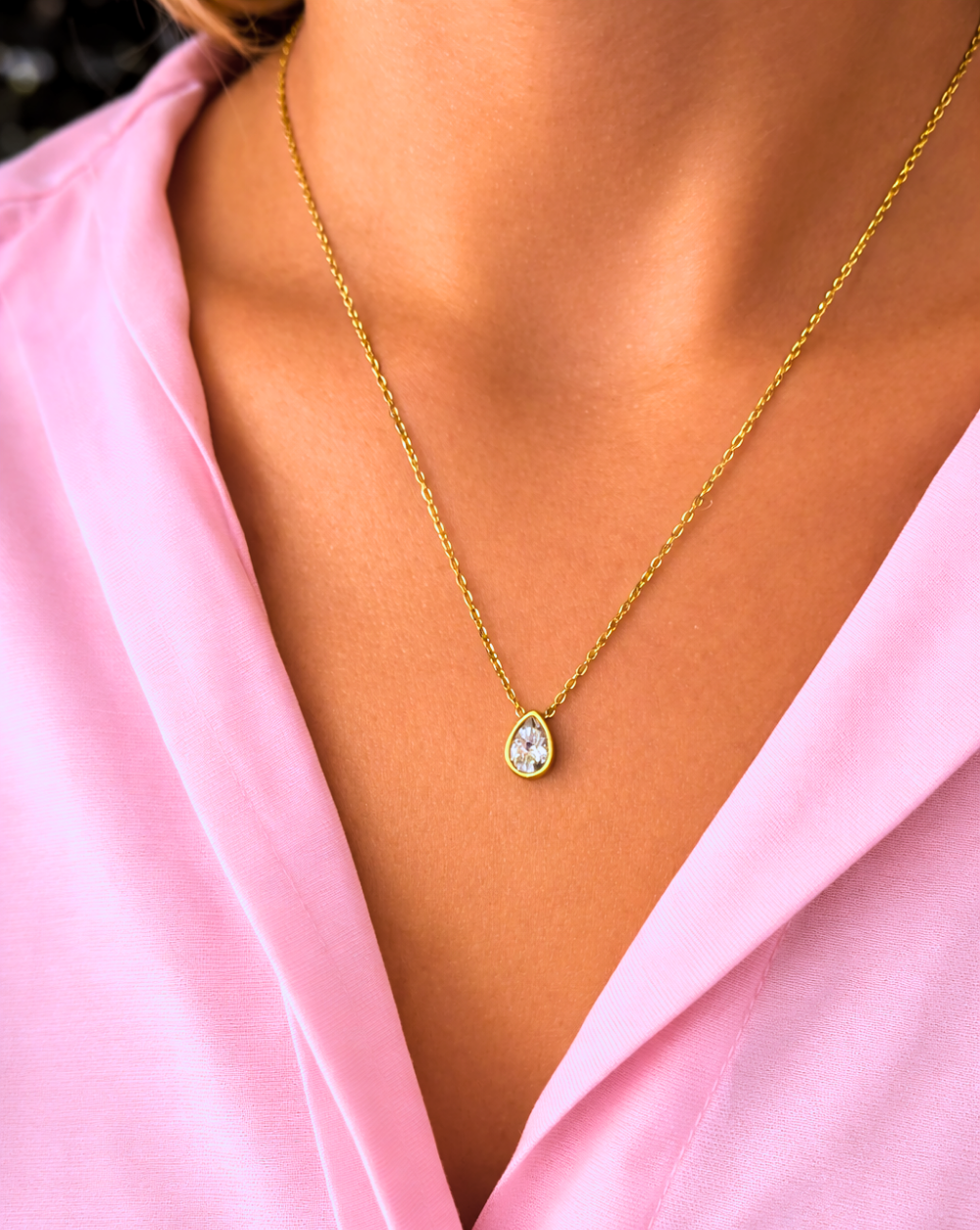 Lančić s privjeskom u obliku suze izrađen od nehrđajućeg ili kirurškog čelika – trgovina Patrizia Ljubljana, minimalistički elegantni nakit