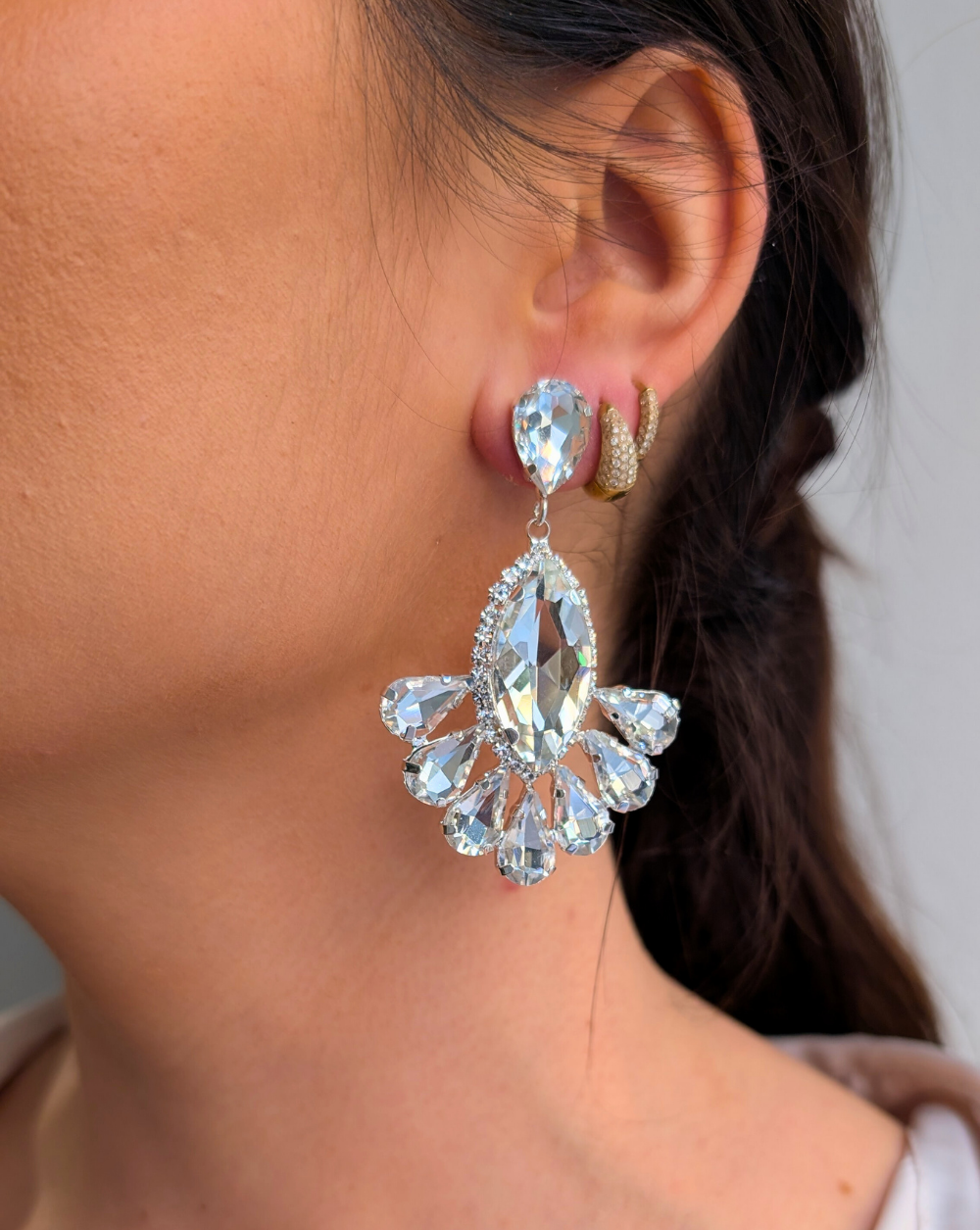 Dangle earrings with multi-layered crystal details, rhodium-plated – trgovina Patrizia , glamorous and elegant jewelry