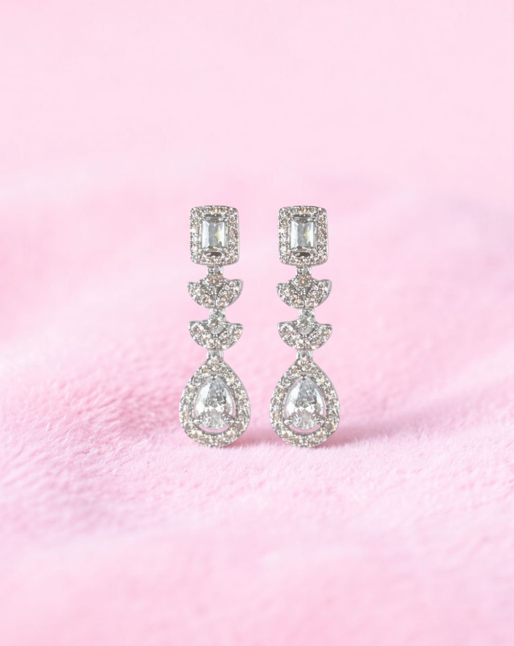 Viseči uhani z več zaporednimi elementi in kristalčki, rodirani – trgovina Patrizia Ljubljana, eleganten glamurozen nakit