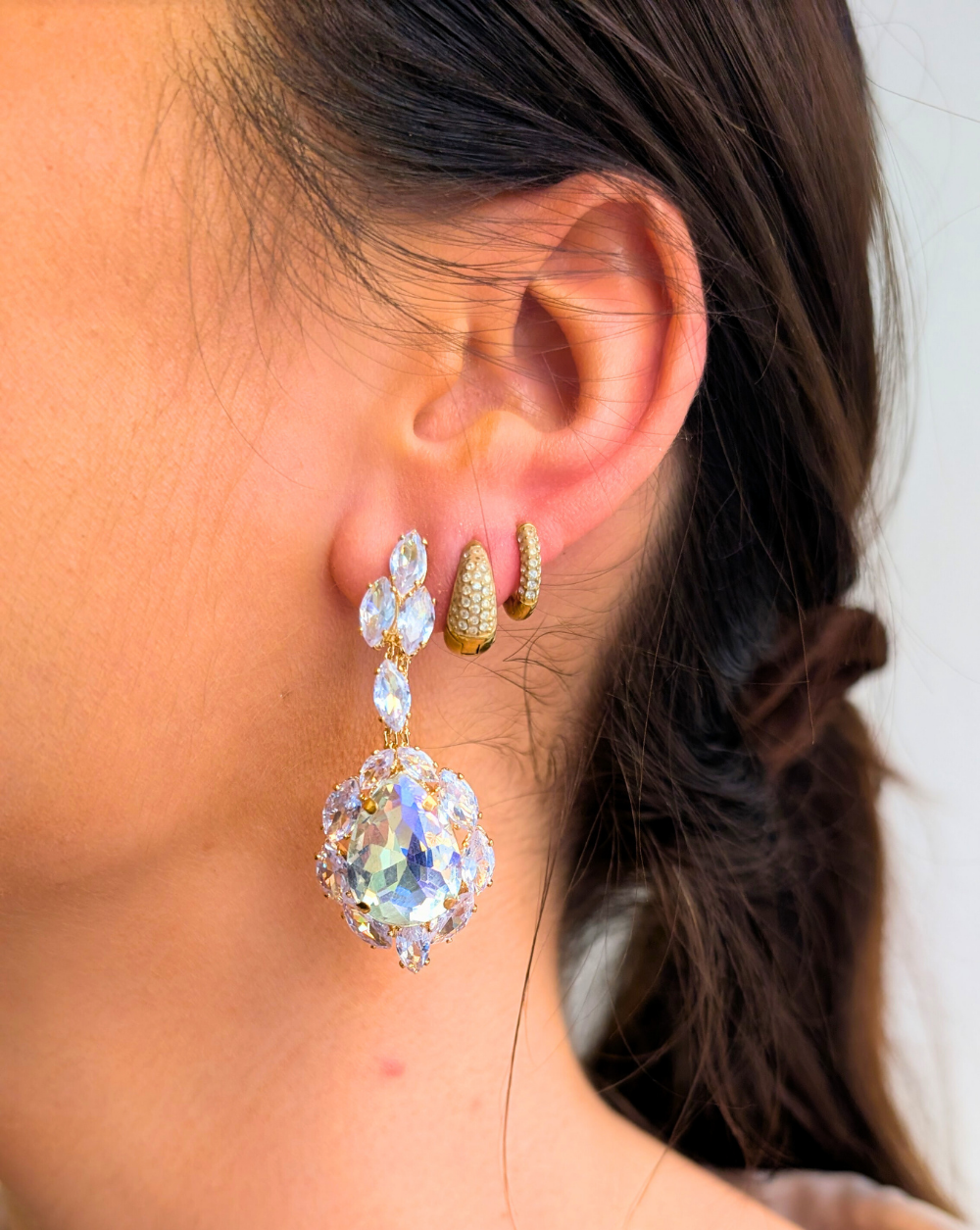 Viseće naušnice s velikim kristalnim akcentom, presvučene rodijem – trgovina Patrizia Ljubljana, elegantan glamurozni nakit