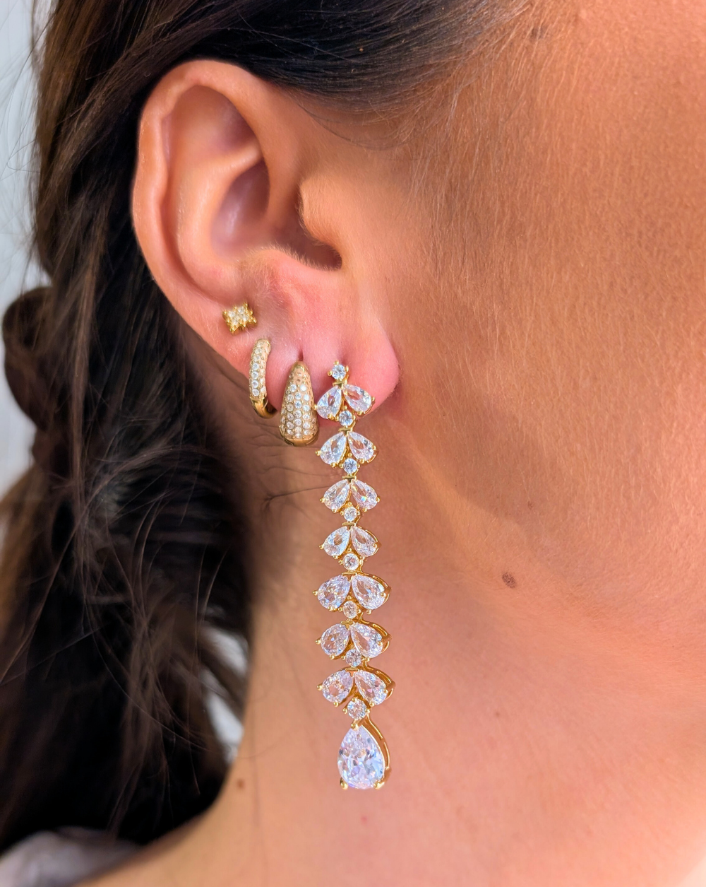 Viseči uhani z motivi listkov in kristalčki, rodirani – trgovina Patrizia Ljubljana, eleganten glamurozen nakit