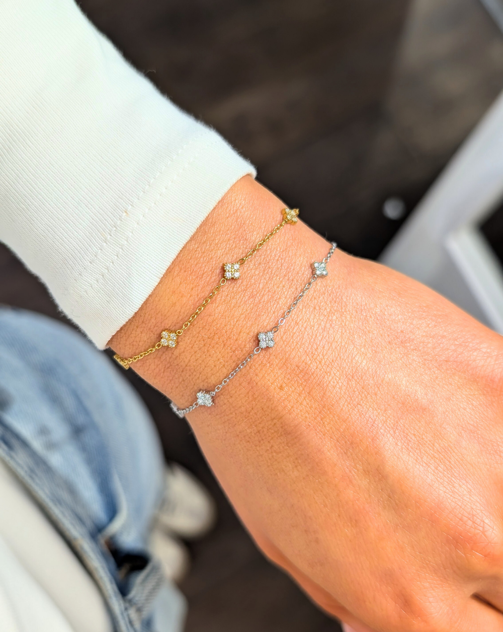 Narukvica s malim cvjetnim motivima od nehrđajućeg ili kirurškog čelika – trgovina Patrizia Ljubljana, minimalistički elegantni nakit