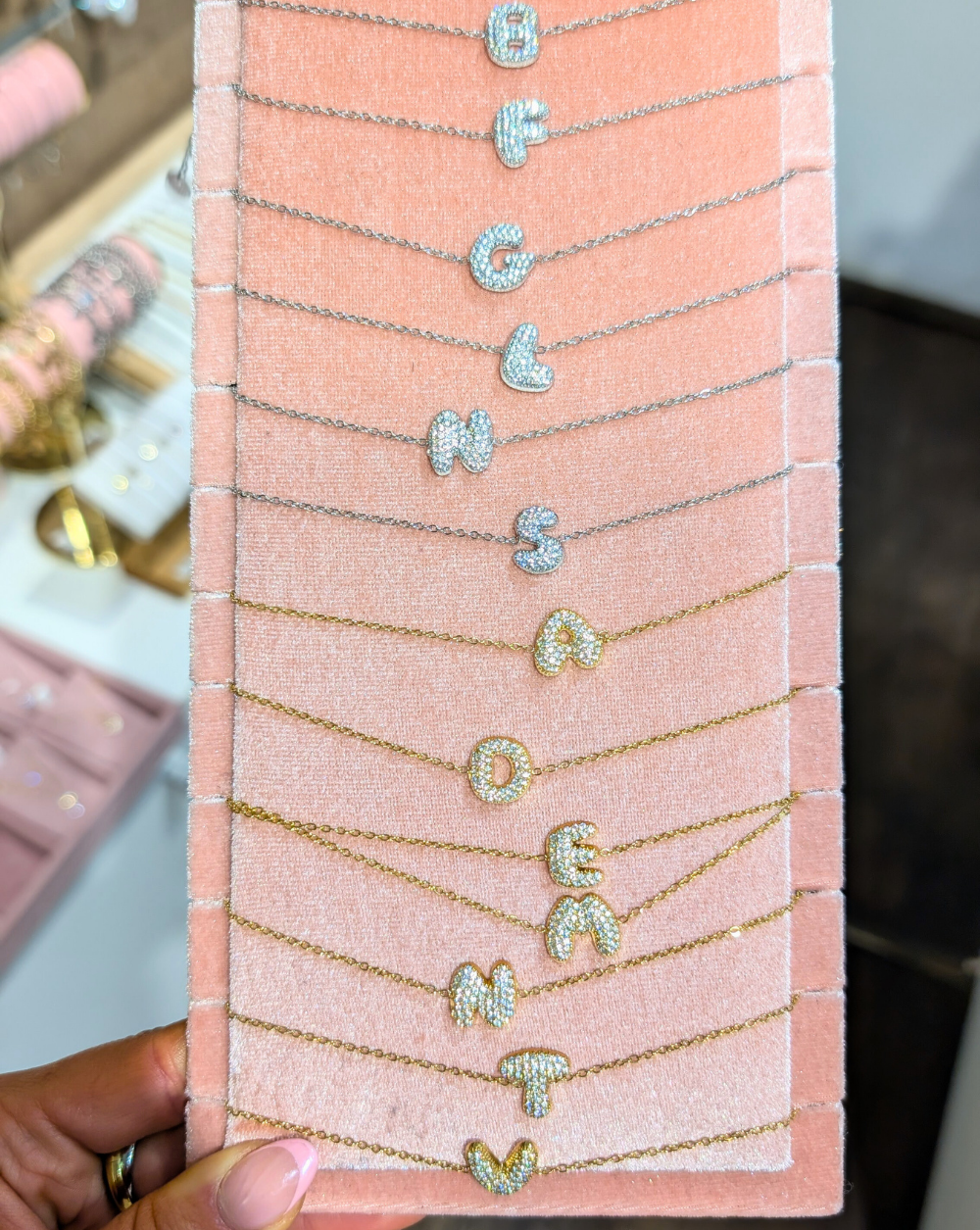 Armband Buchstabe „P“ im Bubble-Pavé-Design aus Edelstahl und chirurgischem Stahl – trgovina Patrizia , personalisierter minimalistischer Schmuck