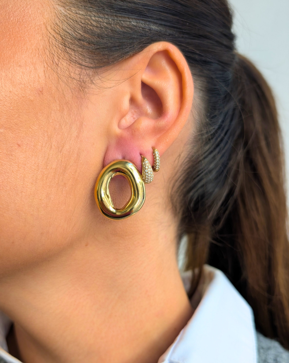 Die goldenen Ohrringe BOLD LOOP aus rostfreiem Stahl mit einzigartiger runder Form von Patrizia Ljubljana sorgen für einen modischen und eleganten Look.