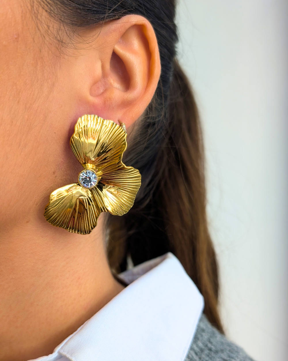 GINKGO CRYSTAL Edelstahl-Ohrringe in Gold mit einem funkelnden Kristall in der Mitte, elegante Ohrringe von Patrizia Ljubljana für einen raffinierten und glamourösen Look.