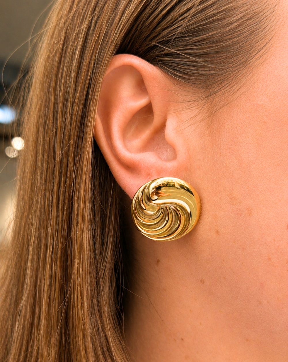 Ohrringe GOLDEN SWIRL aus Edelstahl bzw. chirurgischem Stahl – auffällige goldene Ohrringe mit wellenförmigem Design, Trgovina Patrizia