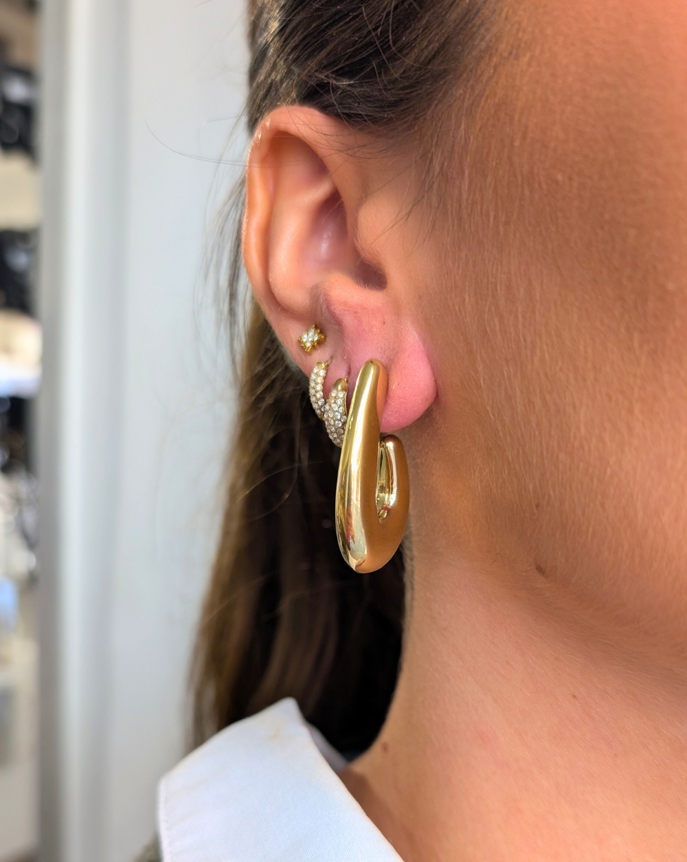 J-SHAPE naušnice od nehrđajućeg čelika, zlatne okrugle naušnice zakrivljenog oblika u stilu slova J iz trgovine Patrizia Ljubljana, savršene za moderan svakodnevni izgled.