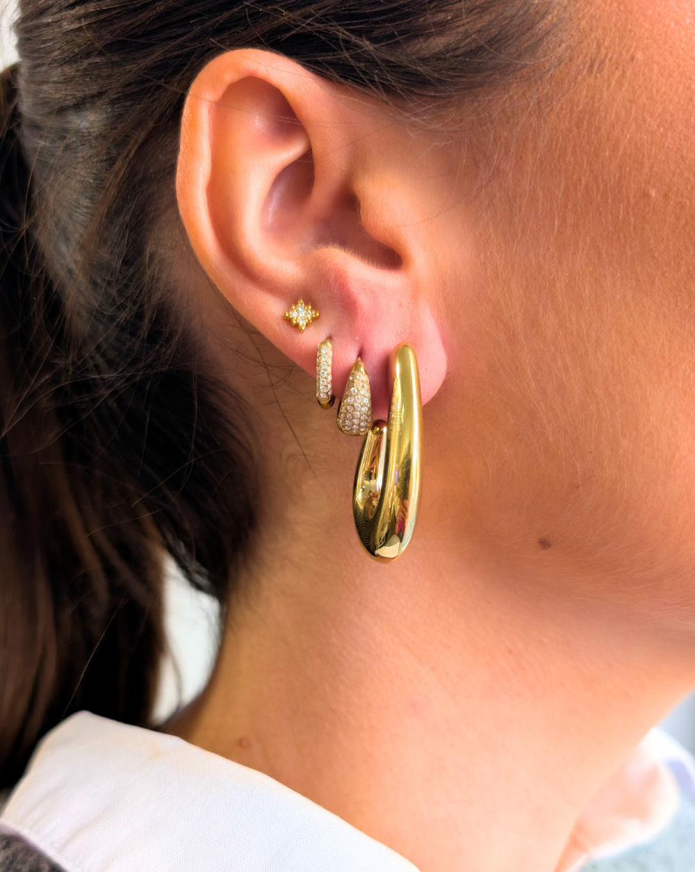 J-SHAPE naušnice od nehrđajućeg čelika, zlatne okrugle naušnice zakrivljenog oblika u stilu slova J iz trgovine Patrizia Ljubljana, savršene za moderan svakodnevni izgled.