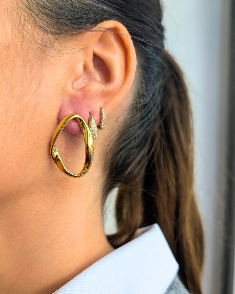 ORBIT Edelstahl-Ohrringe in Gold mit weicher, runder Form, elegante Mode-Ohrringe von Patrizia Ljubljana für einen modernen und zeitlosen Look.