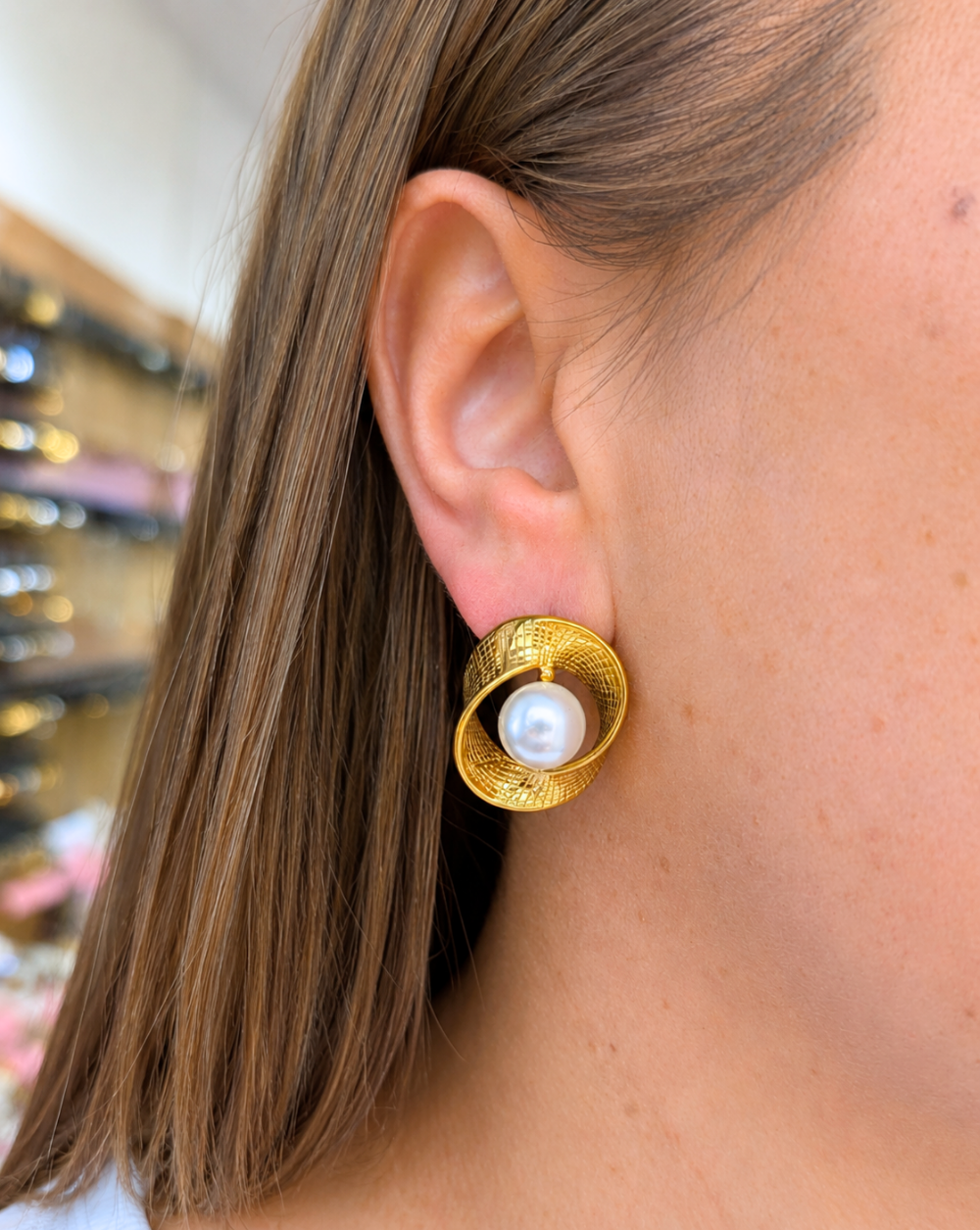Ohrringe PEARL aus Edelstahl bzw. chirurgischem Stahl – goldfarbene, strukturierte Statement-Ohrringe mit Perle, Trgovina Patrizia