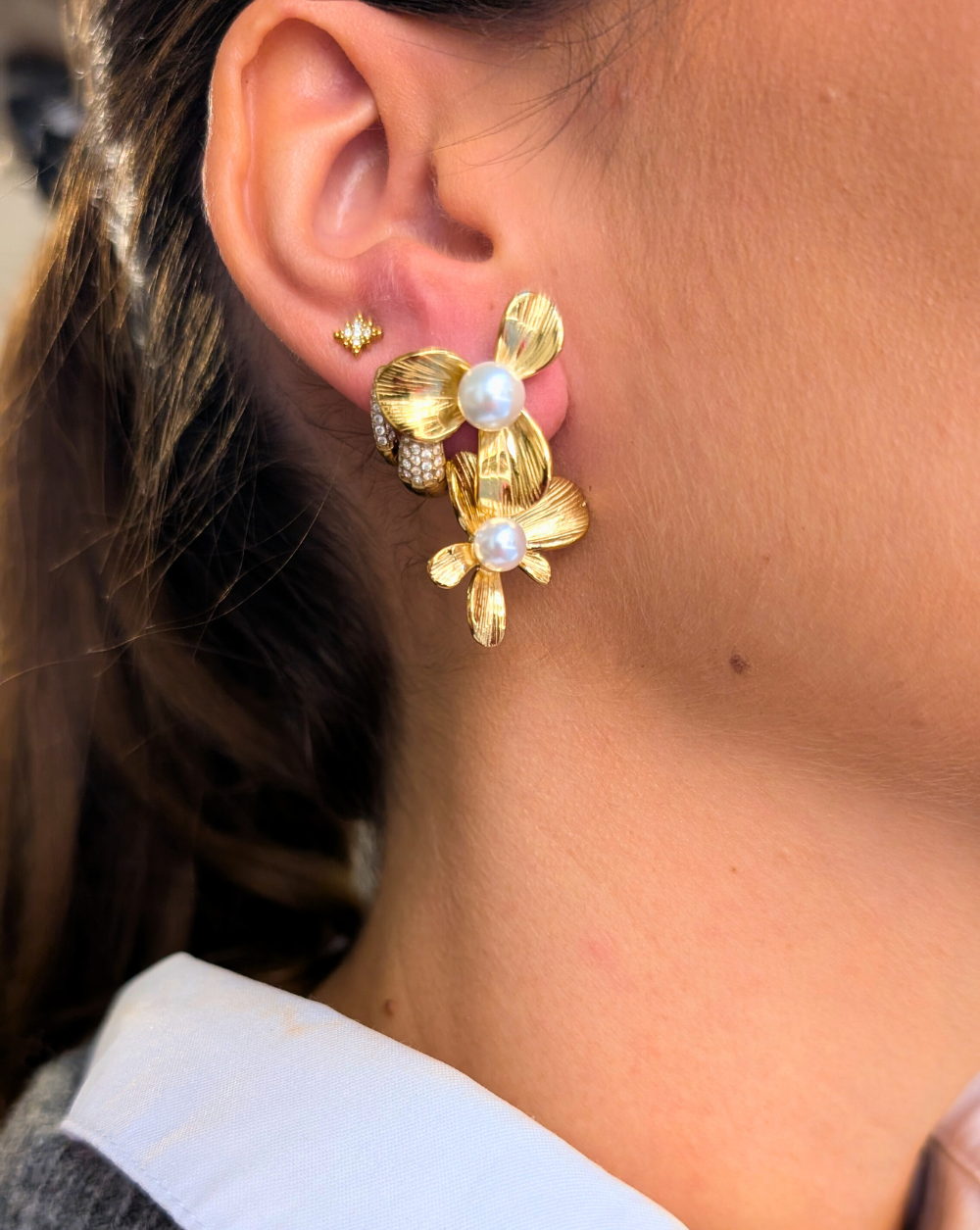 PETAL PEARL Ohrringe aus Edelstahl mit Perlenakzenten in Blumenform, elegante goldene Ohrringe von Patrizia Ljubljana für einen femininen und raffinierten Look.